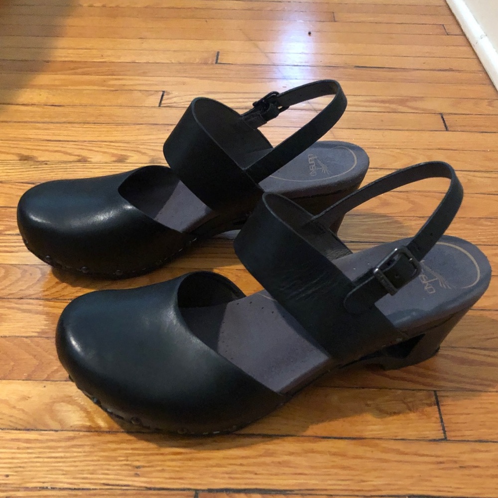 Dansko Closed Toe Sandals - size 42